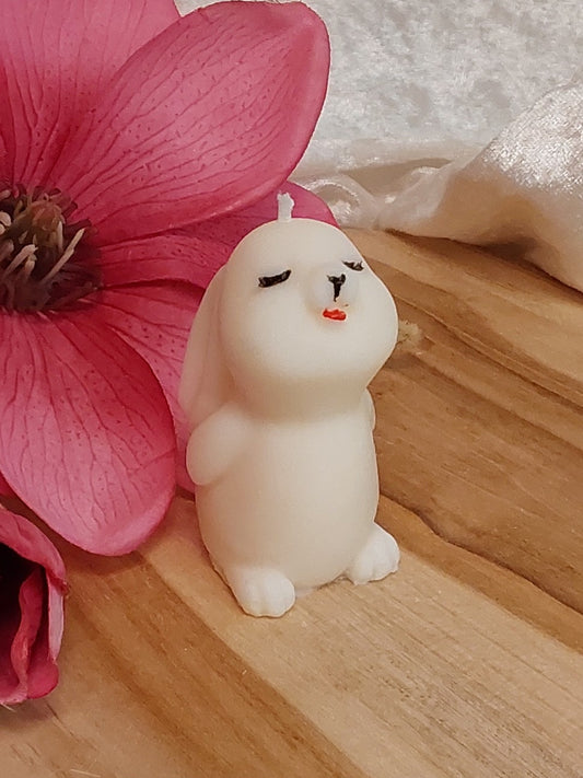 Sitzender kleiner Hase