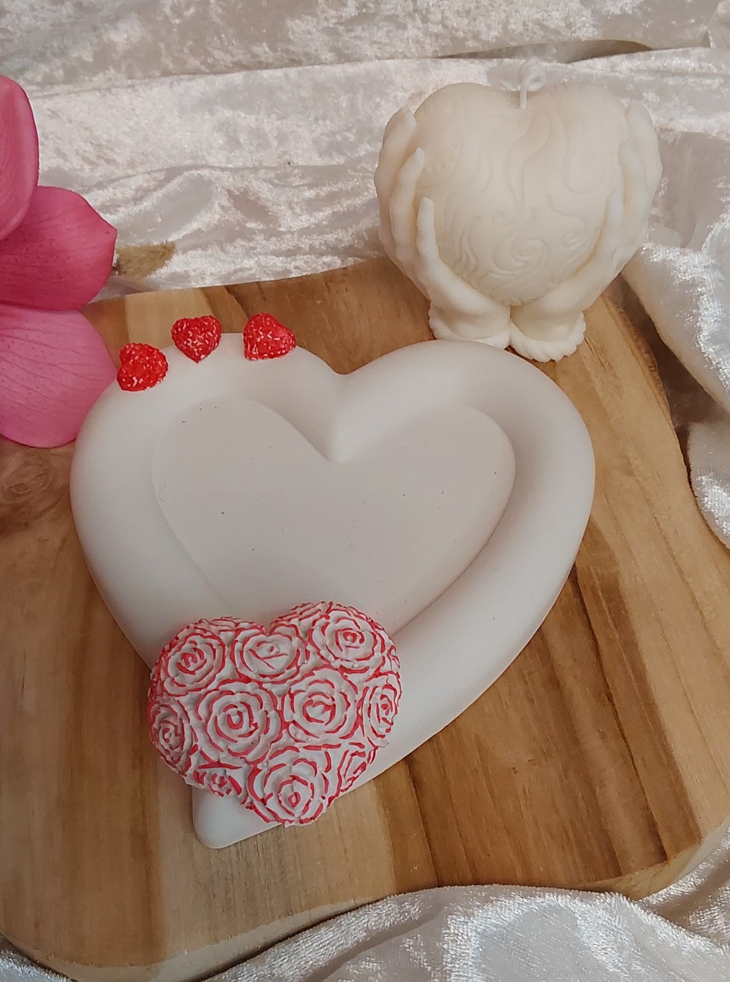 Hände die ein Herz halten mit Herzteller