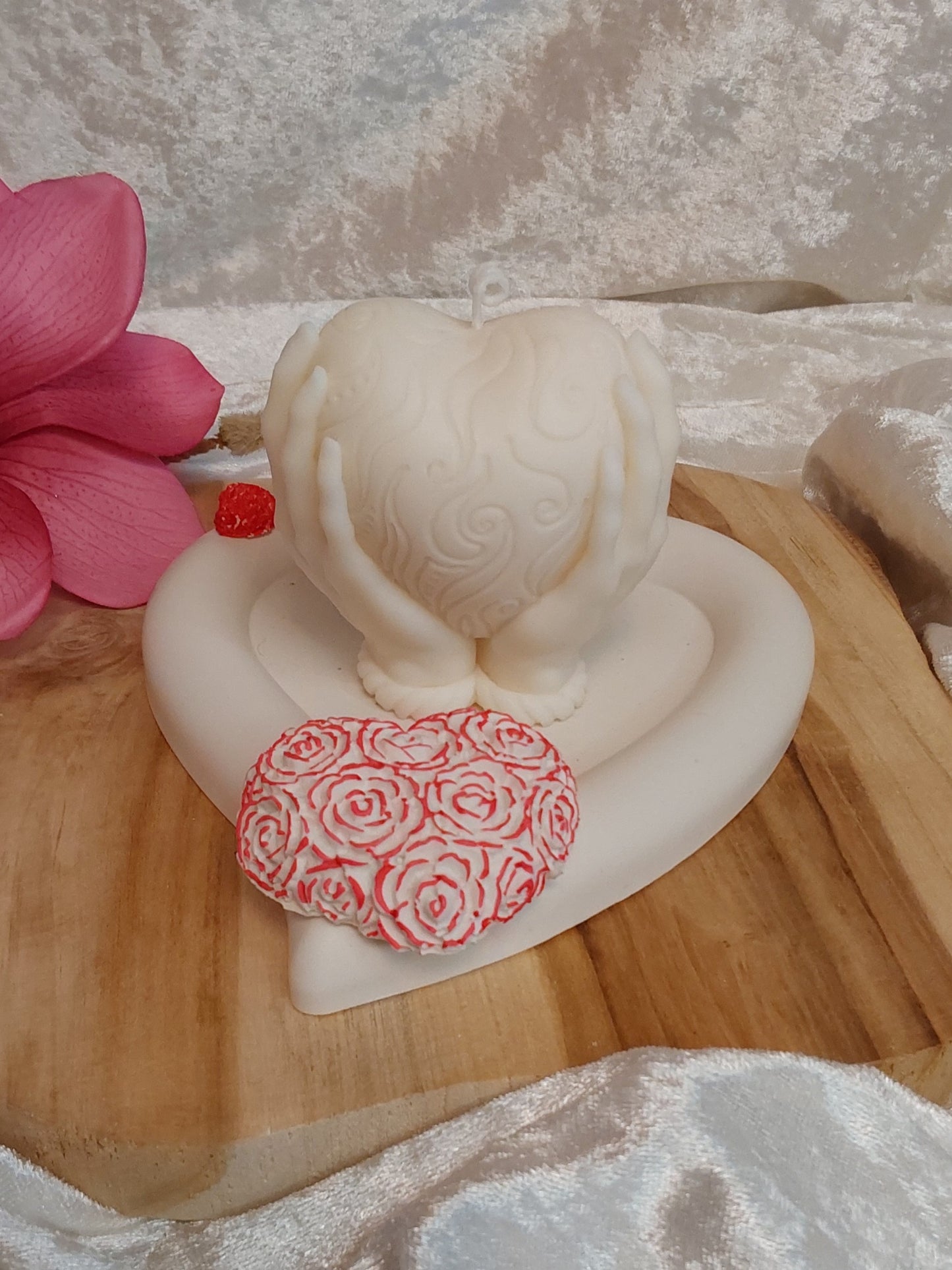 Hände die ein Herz halten mit Herzteller