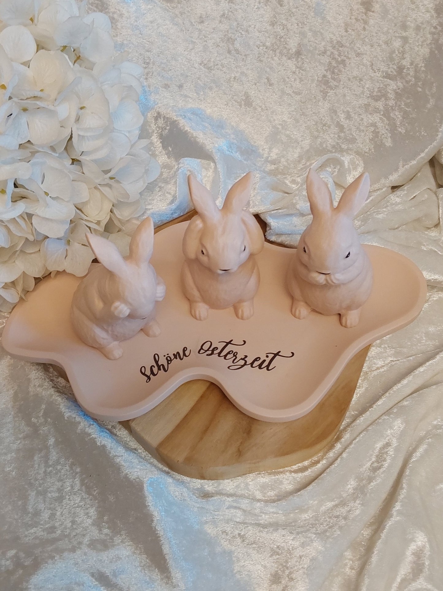 Wellentablett mit 3 Hasen